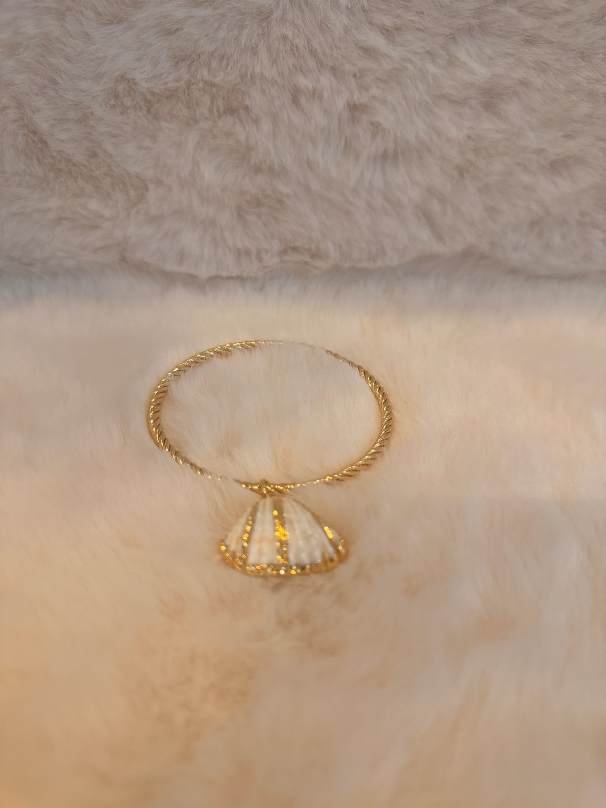 Jonc pendentif coquillage 