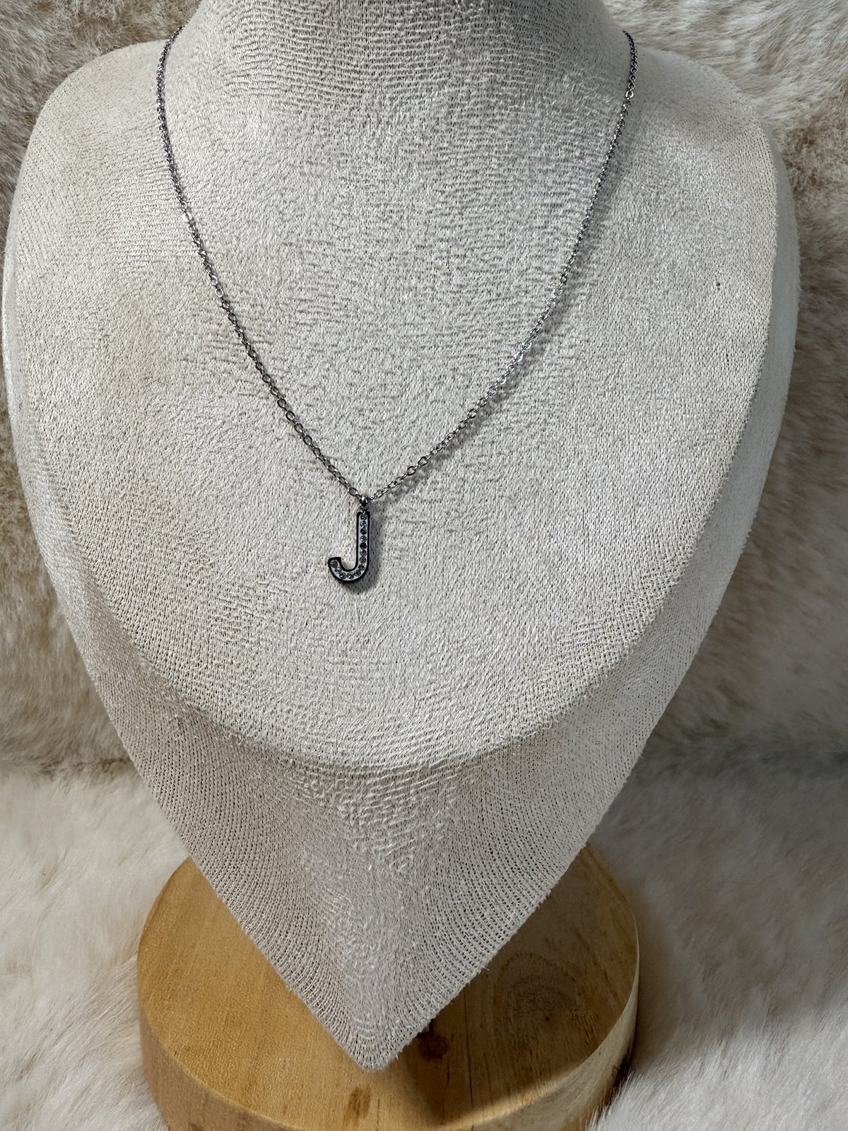 Collier initiale J
